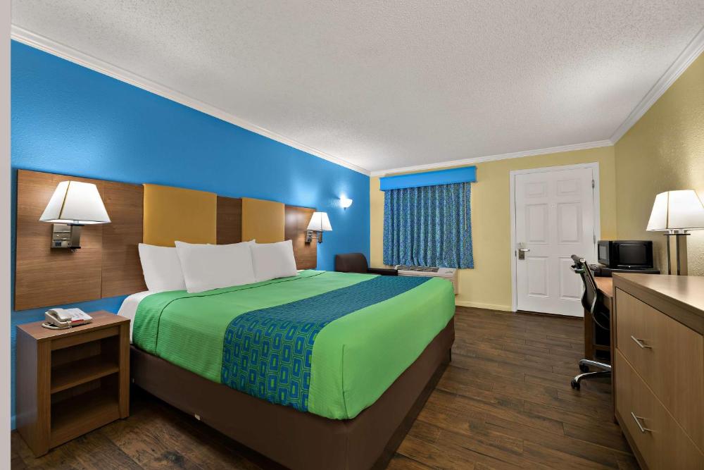 King Room - Non-Smoking interior
